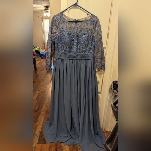 JJs House Dresses & Skirts - [NWT] JJs House | lace top chiffon maxi dress